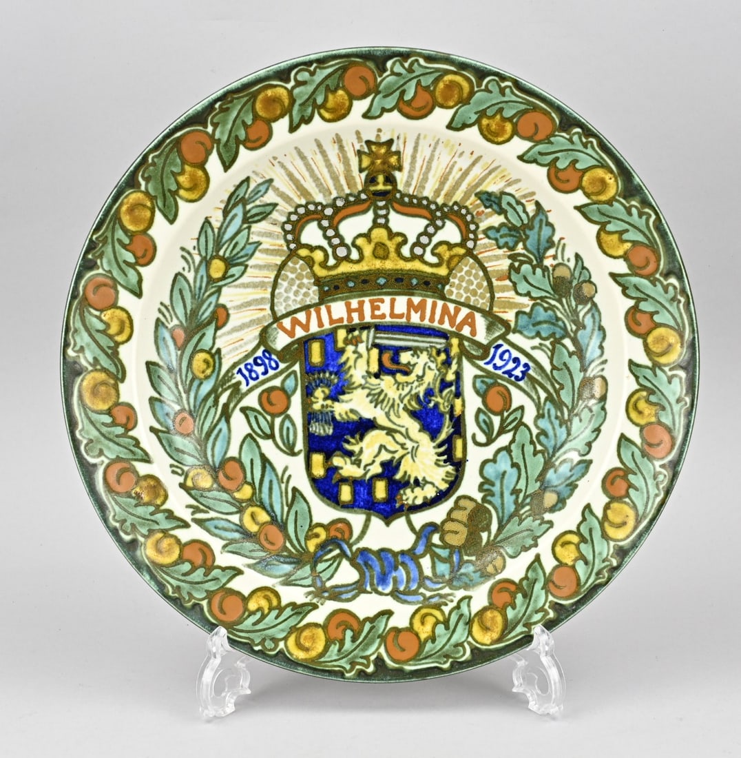 Gouda earthenware commemorative dish Ø 36.5 cm.: Antique Dutch polychromy Gouda earthenware commemorative dish. 25 Years Wilhelmina 1898 - 1923. Dimensions: Ø 36.5 cm. In good condition.