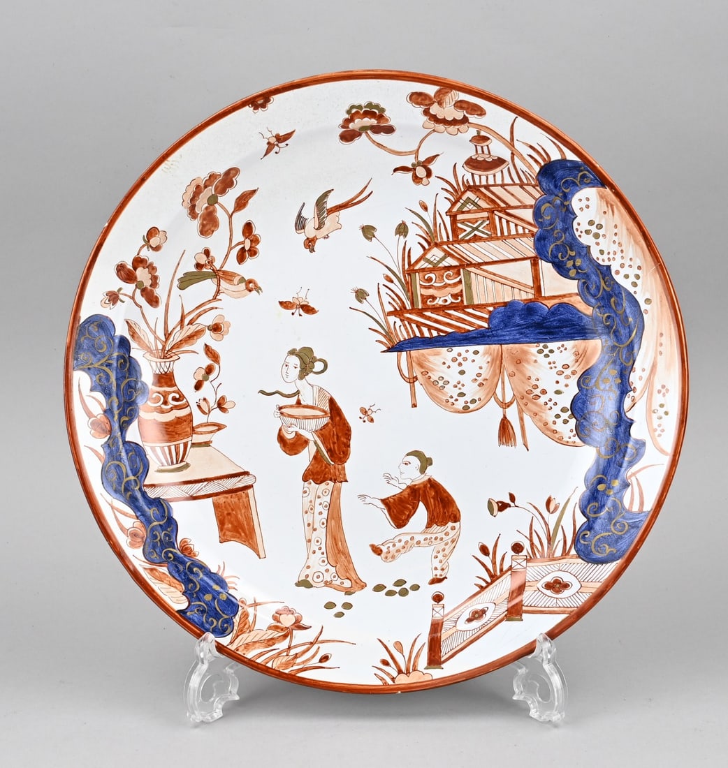 Earthenware dish Ø 36 cm.: 18th - 19th Century large polychrome faience dish with chinoiserie decoration. France. Samson? Verso glaze damage. Dimensions: Ø 36 cm. In good condition.