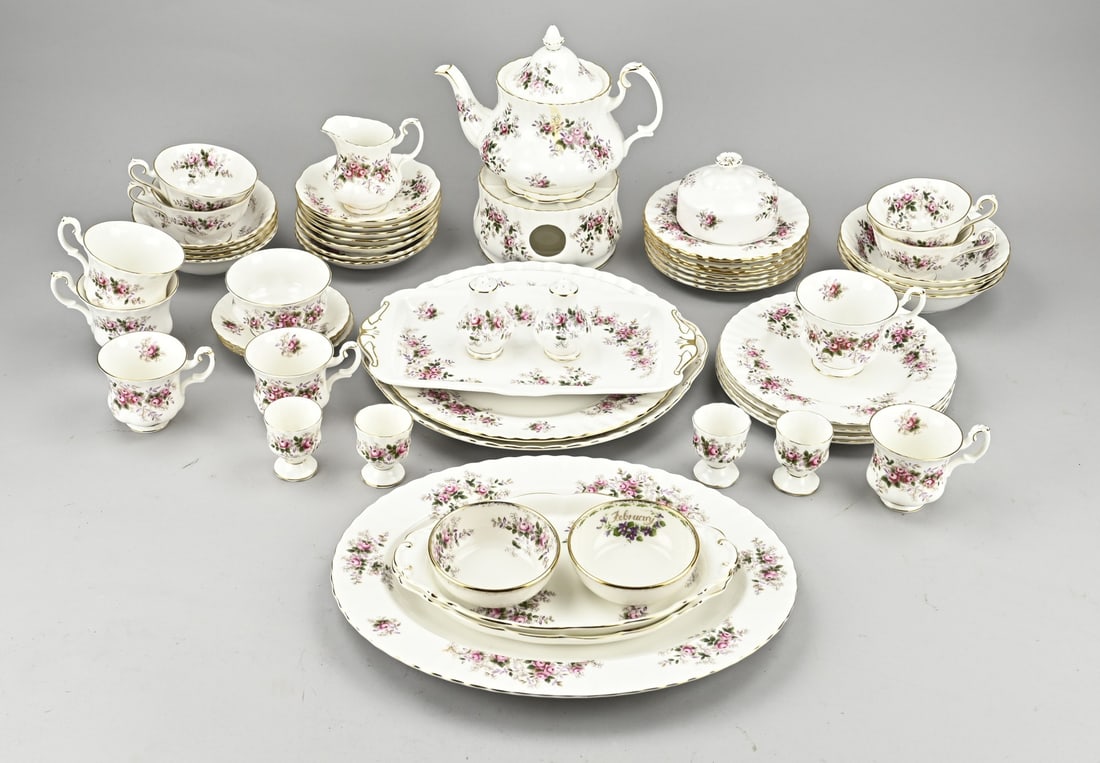 Royal Albert breakfast set: English Royal Albert porcelain breakfast set, with Lavender Rose decoration. Approximately 45 pieces. Minimal chip possible. Size: 6 - 30 cm. In good condition.