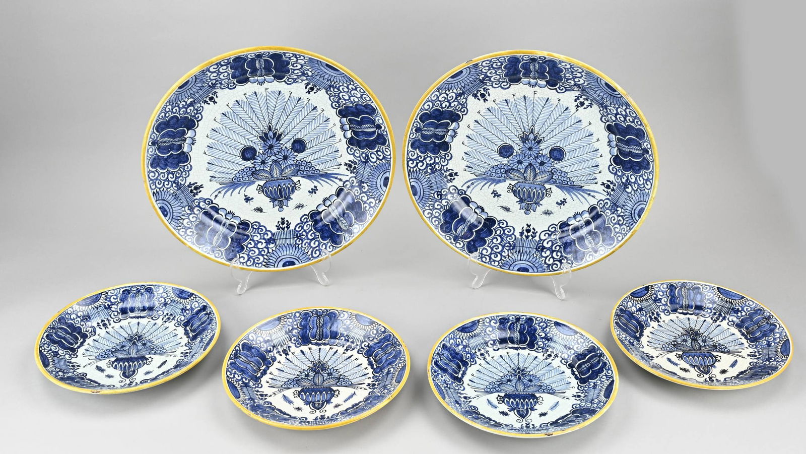 Lot of Delft plates (6x) Ø 23 - 24 cm.: Six antique Delft faience plates with flower vase decoration. Marked De Klaauw. Dimensions: Ø 23 - 24 cm. In good condition.