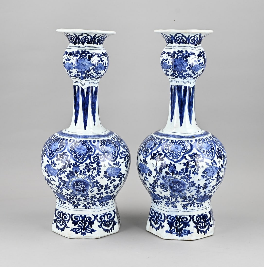 2x Delft knob vase, H 43.5 cm.: Two very large 18th century Delft knob vases with chinoiserie decoration. With bottom mark. Dimensions: H 43.5 cm. In very good condition.