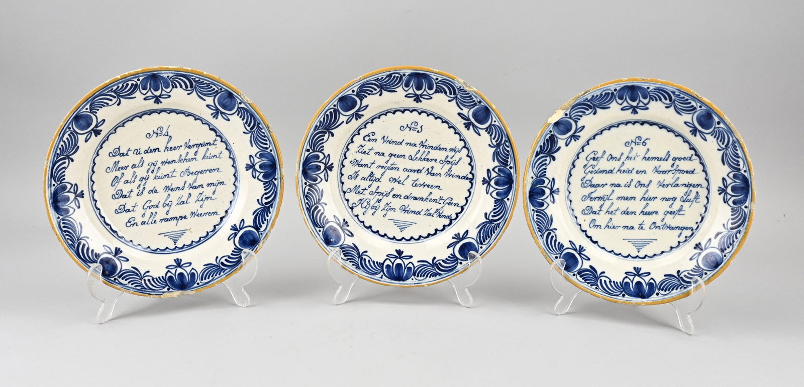 3x Delft plate with saying Ø 23.5 cm.: Three 18th - 19th century Delft faience plates with motto. Some edge damage. Dimensions: Ø 23.5 cm. In reasonable condition.