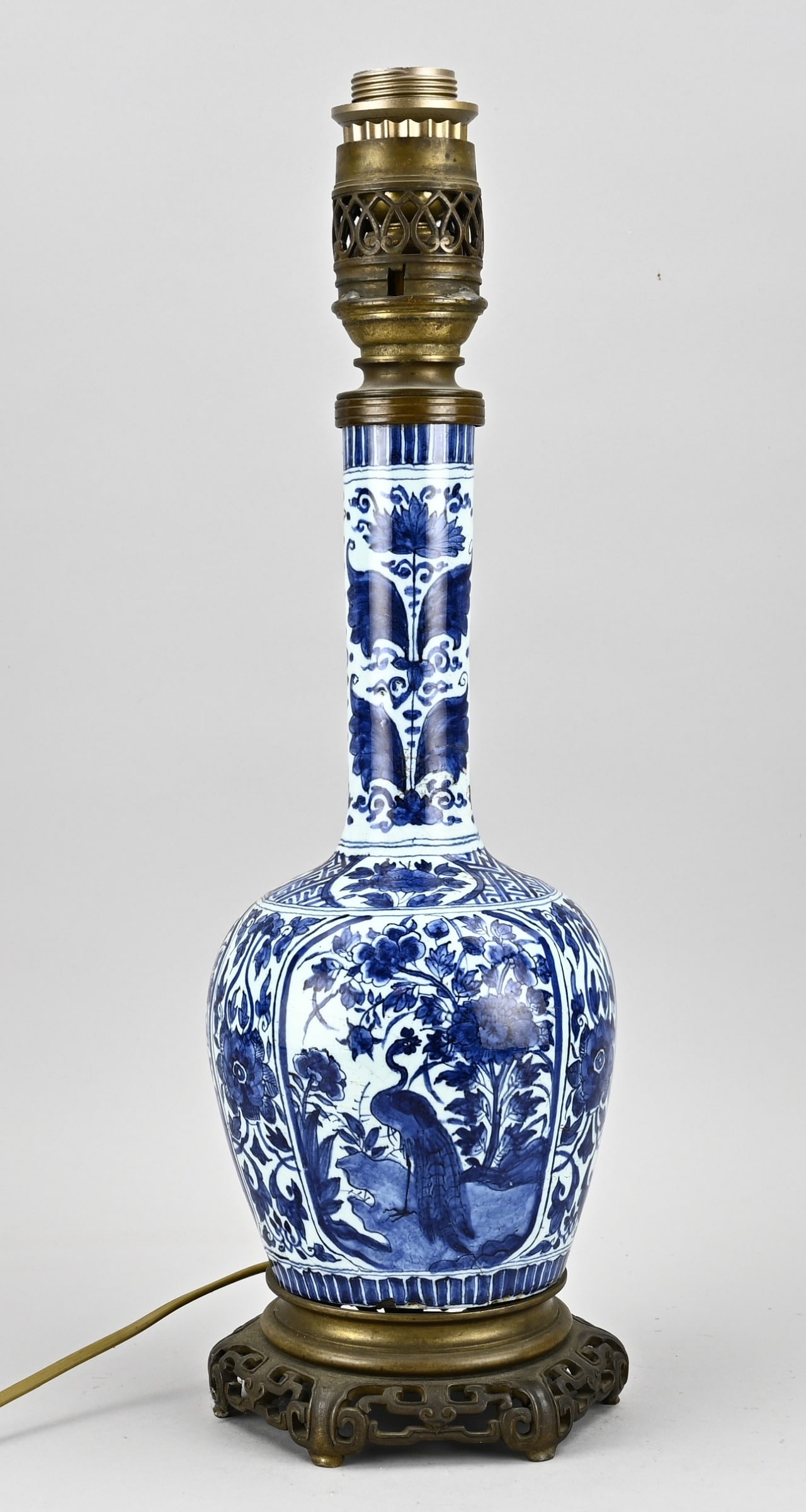 Delft vase lamp, H 52 cm.: 17th - 18th Century Delft faience pipe vase with chinoiserie, Wanli decor, as lamp base. Dimensions: H 52 cm. In good condition.
