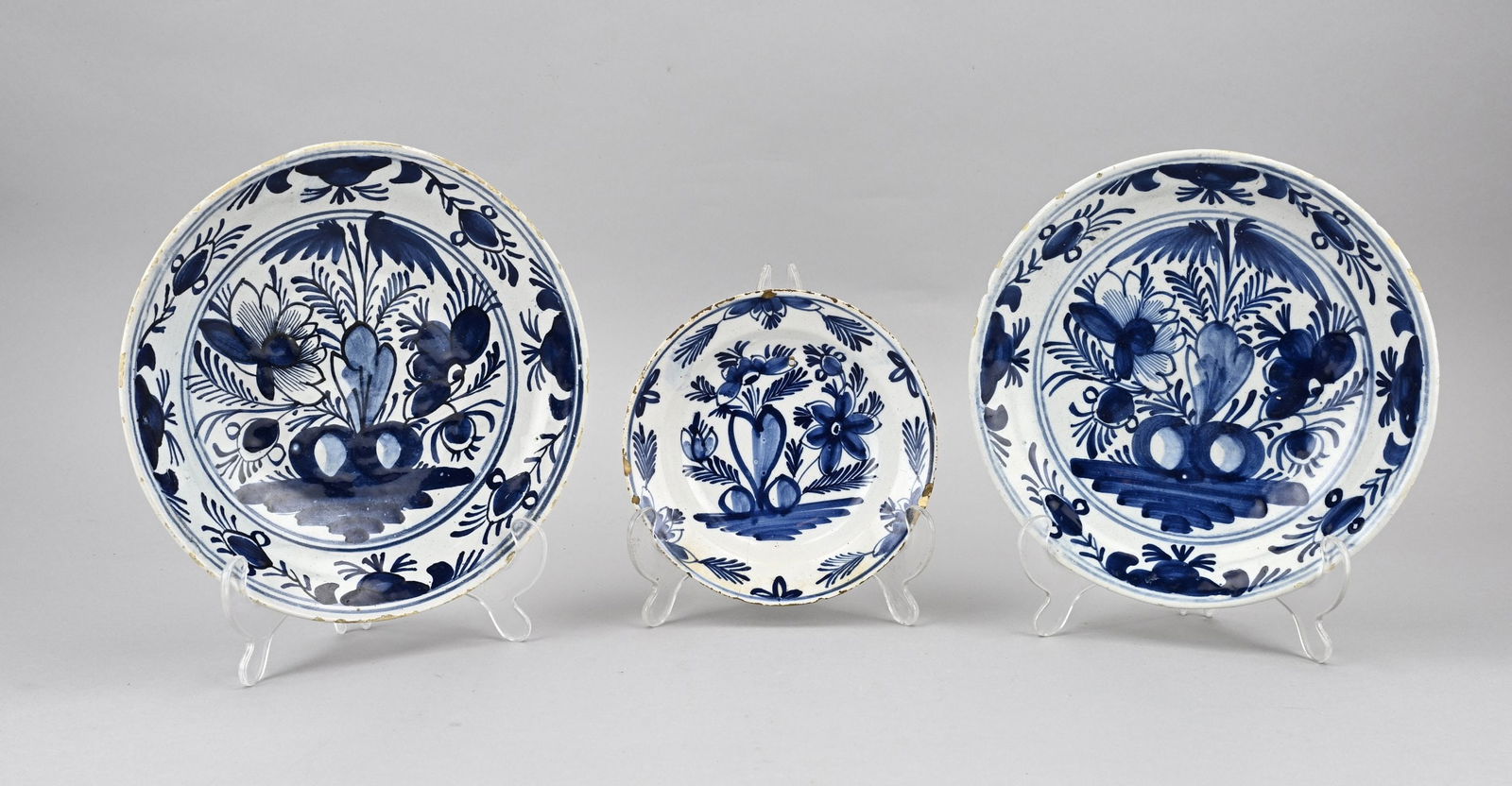 3x Delft dish Ø 16 - 23 cm.: Three 18th - 19th century farmers, Delft faience dishes with garden decoration. Smallest dish hairline crack. Dimensions: Ø 16 - 23 cm. In reasonable/good condition.