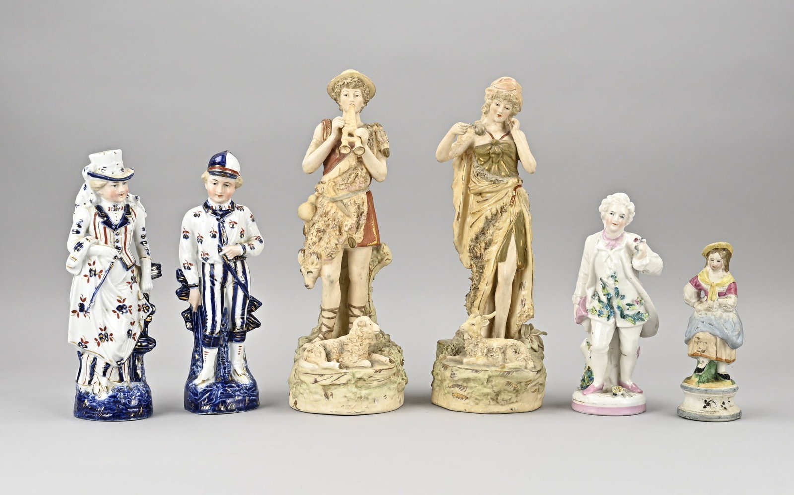 6x Various figurines: Six various antique porcelain figures. Including; 2x Royal Dux, 2x England + France. One hand damaged. Size: H 15 - 32 cm. In good condition.