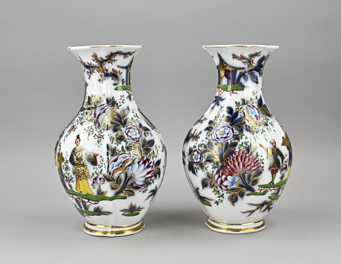 2x Vase with chinoiserie decor, H 29.5 cm.: Two 19th century porcelain vases with chinoiserie/gold decoration. France or Vienna. Blind mark. One vase good. One vase hairline. Dimensions: H 29.5 cm. In reasonable/good condition.