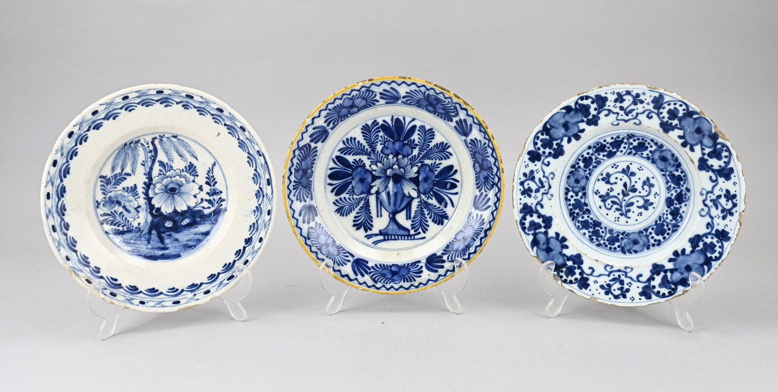 3x Delft plate Ø 23- 24 cm.: Three 18th century Delft faience plates with flower vase/chinoiserie decoration. Dimensions: Ø 23 - 24 cm. In good condition.