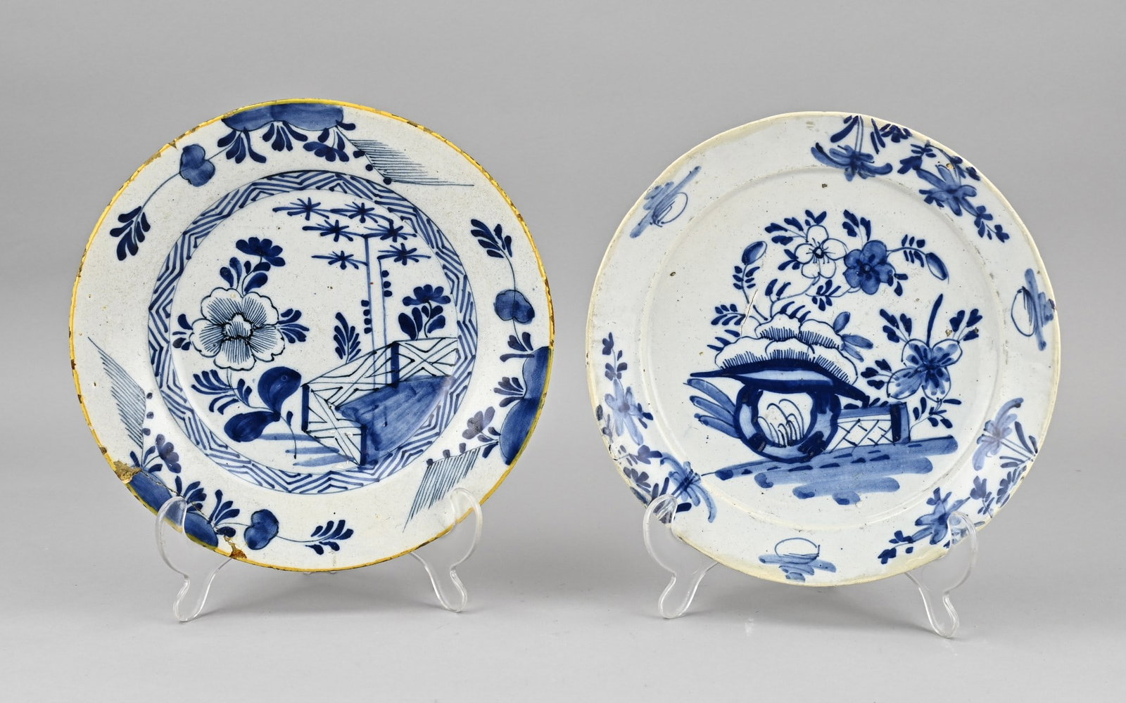 2x Delft blue plate Ø 23 cm.: Two 18th century Delft faience plates with chinoiserie scenes. One plate edge glued. Dimensions: Ø 23 cm. In reasonable/good condition.