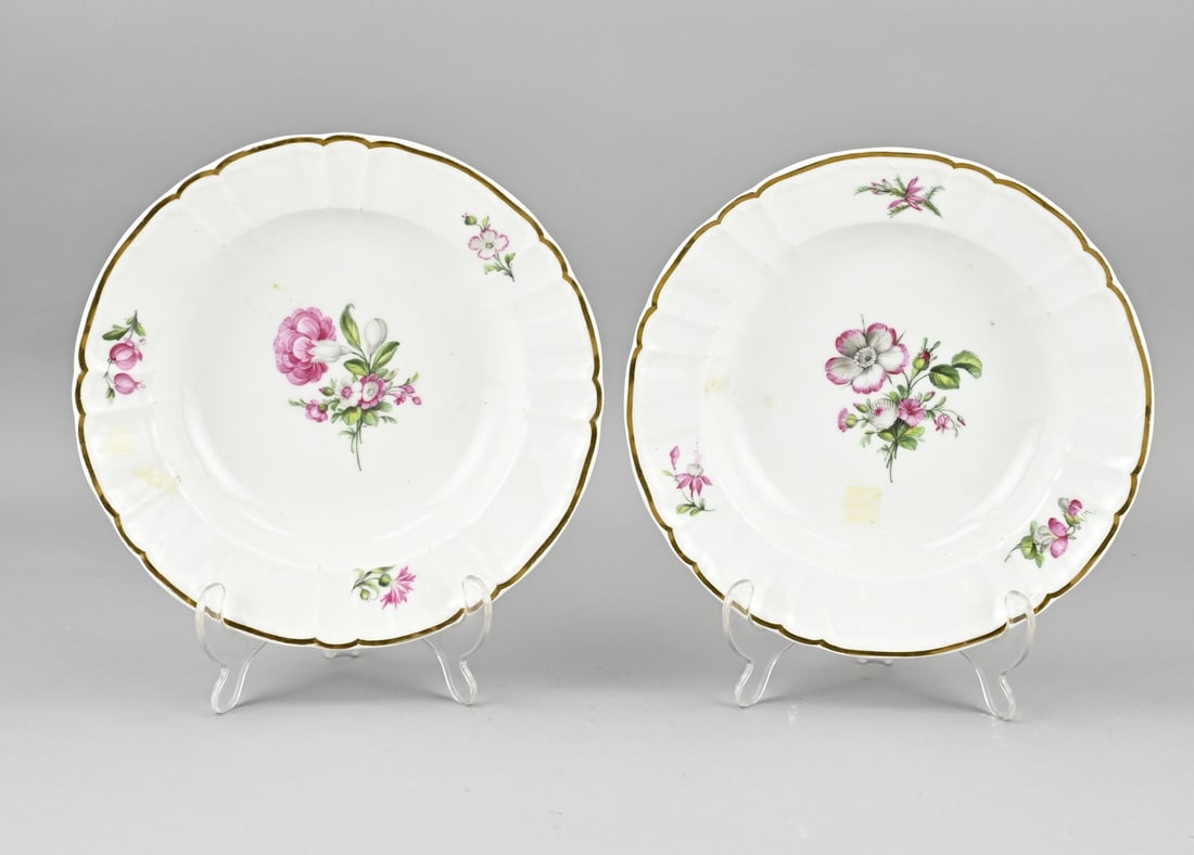 2x KPM sign, 1920: Two German porcelain KPM plates with floral decoration. Circa 1920. Dimensions: Ø 24 cm. In good condition.