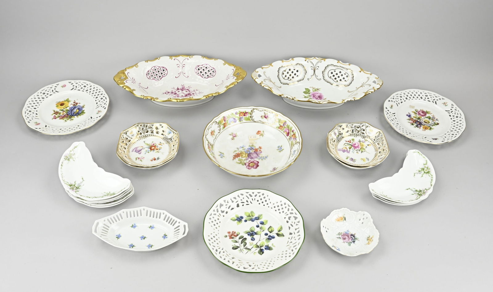Lot of porcelain (various): Lot of various porcelain. 20th century. Including; Bavaria + France etc. Floral/gold decor. Size: 11 - 32 cm. In good condition.