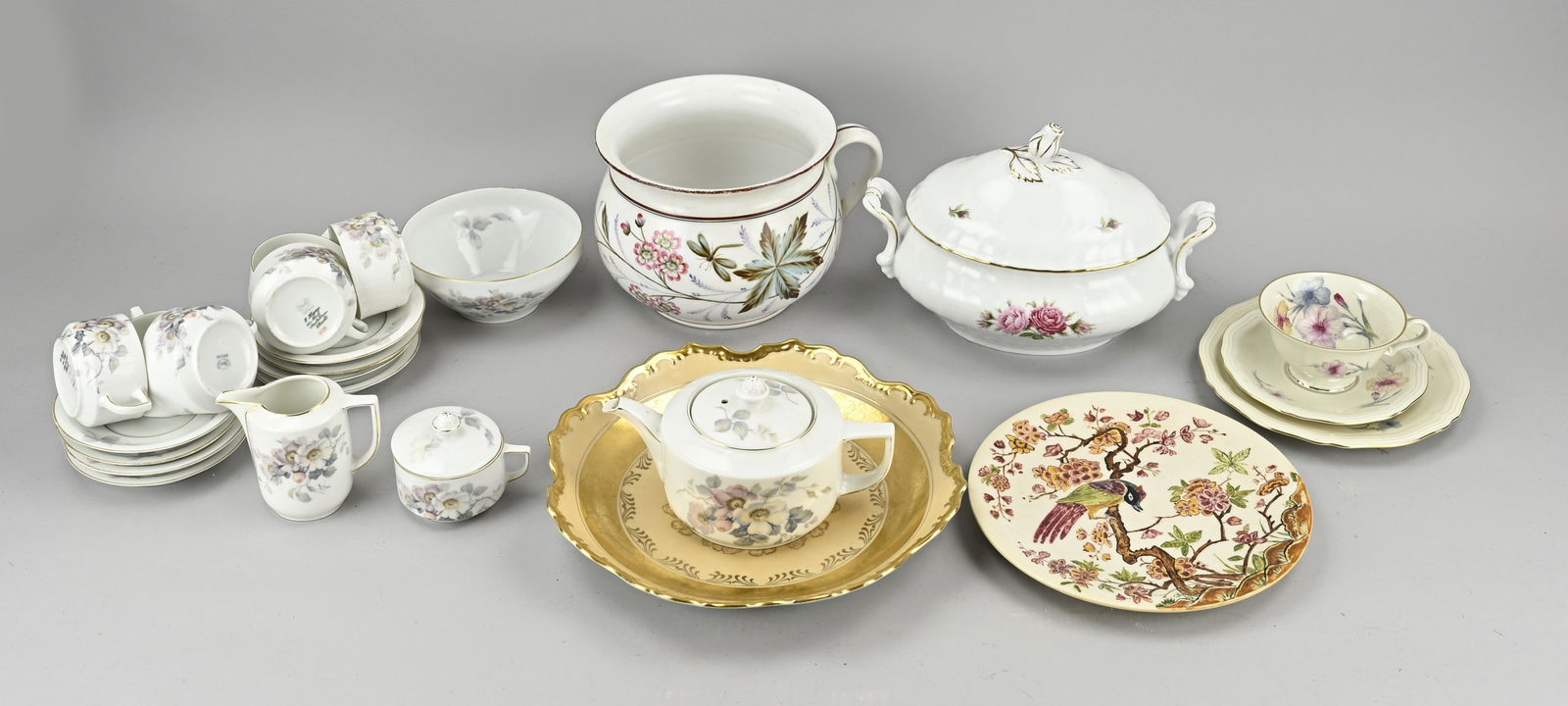 Rest of the tableware (miscellaneous): Lot of porcelain leftover tableware. Various. Old/antique. Including; Germany etc. Including; pot, bowls, cups + saucers. Approximately 15 pieces. Size: 8 - 30 cm. In good condition.