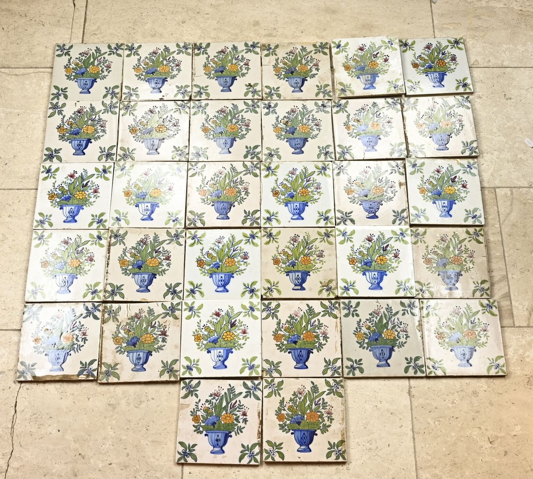 Lot of flower tiles (32x): Lot with 32 tiles, flowers in flowerpot decoration. 19th century. Dimensions: 15 x 15 cm. In reasonable/good condition.