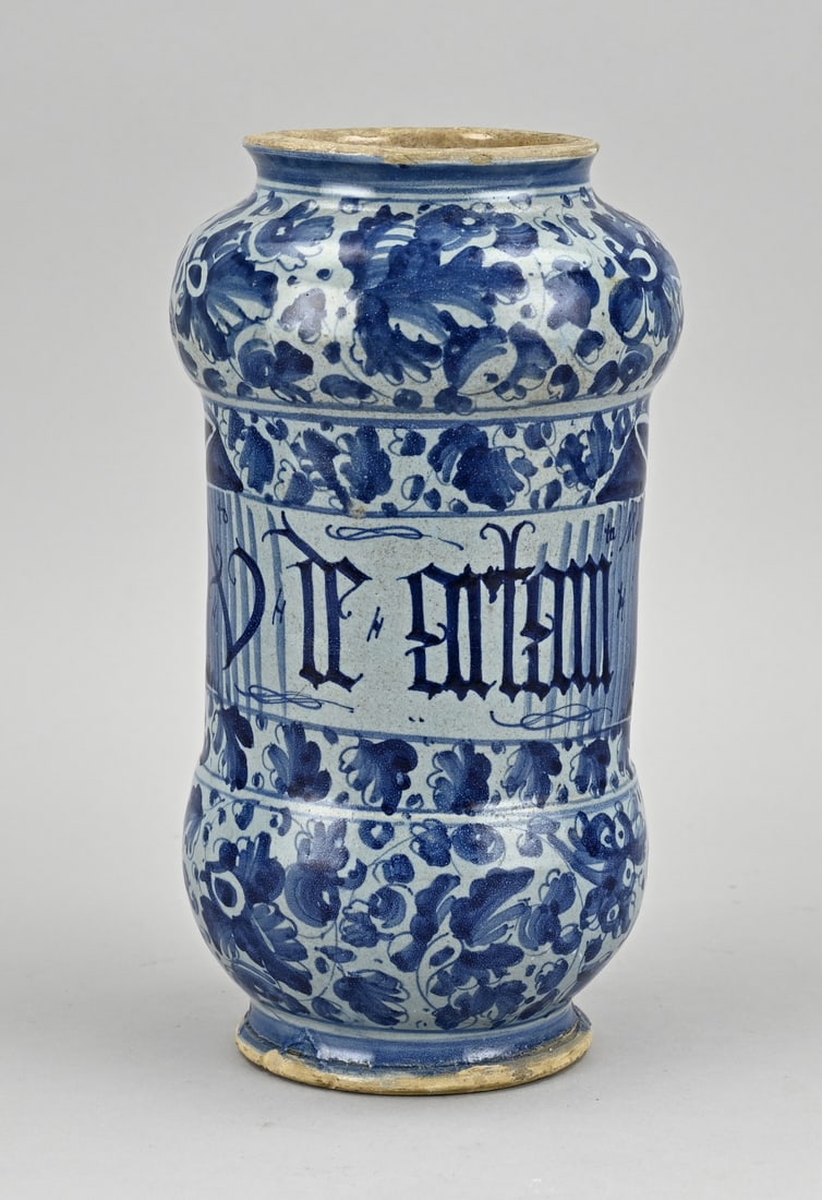 Italian Albarello, H 24.3 cm.: Antique Italian faience Albarello with renaissance floral decoration. Dimensions: H 24.3 cm. In good condition.