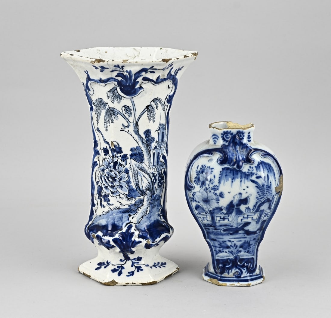 2x Delft vase: Two 18th century Delft faience vases with chinoiserie decoration. Large vase hairlines. Small vase edge damage. Dimensions: H19 - 26 cm. In good condition.