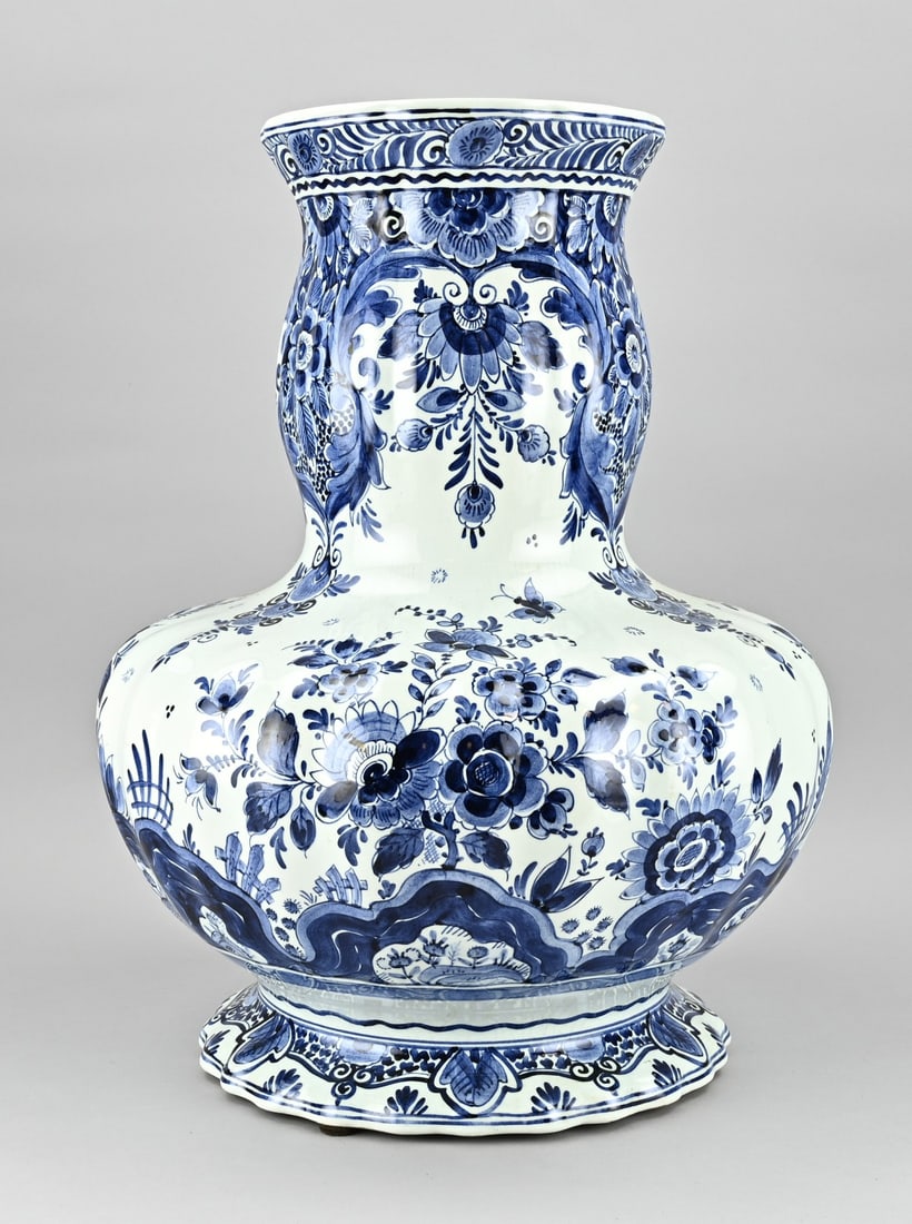 Large Delft vase, H 49 x Ø 37 cm.: Very large Delft faience knob vase with Chinese garden decoration. 20th century. Dimensions: H 49 x Ø 37 cm. In good condition.