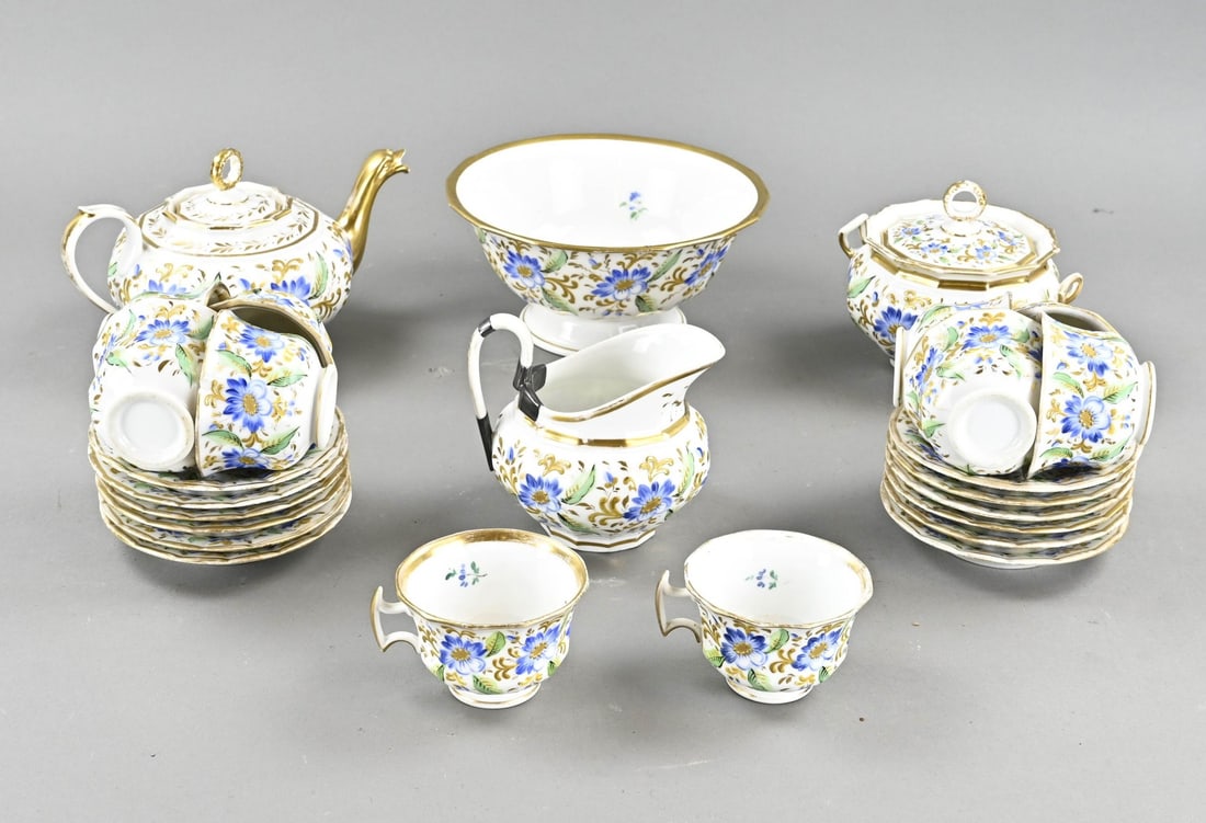 Tableware (France): 19th century French tea set. Floral/gold decoration. Various damages. Size: 8 - 23 cm. In moderate/reasonable/good condition.