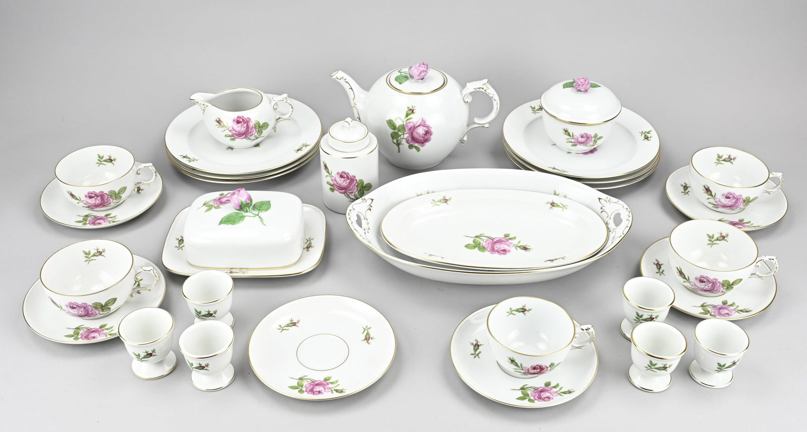 Fürstenberg tea set: 25-piece Fürstenberg tea set with rose/gold decoration. Second half 20th century. Minimal chip possible. Size: 4 - 30 cm. In good condition.