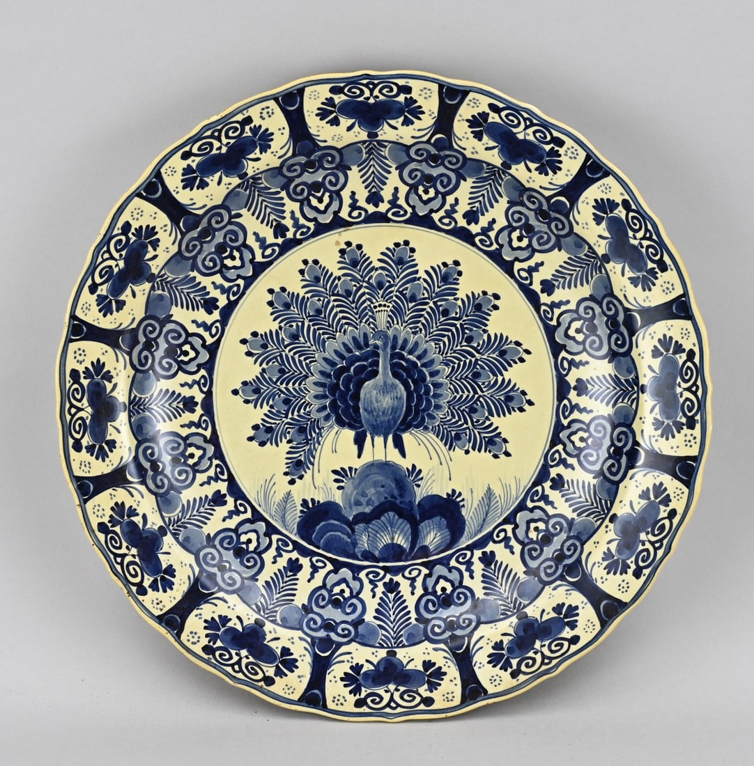 Delft blue plate Ø 40 cm.: Large Delft blue Porceleyne Fles plate. 1919. Plate with image of peacock. Plate is dirty, but intact. Dimensions: Ø 40 cm. In good condition.
