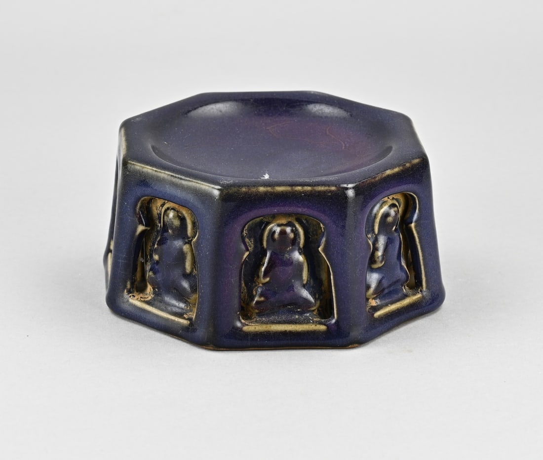 Chinese comfort stove (celadon) Ø 16 cm.: Chinese porcelain celadon stove with blue/purple glaze. Figures decoration. Dimensions: Ø 16 cm. In good condition.