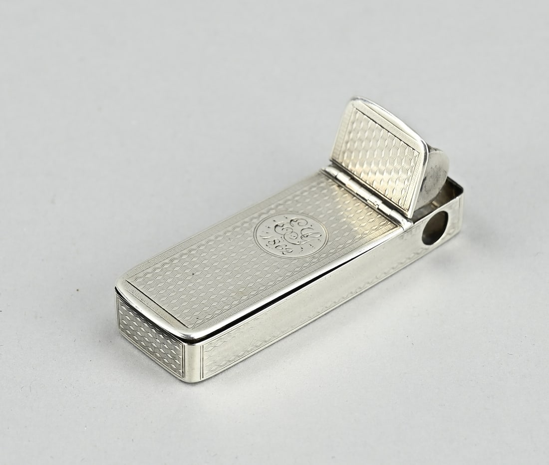 Silver box, cigarette cutter: Special English tinderbox, 925/000, rectangular model with 2 compartments and a roughened, somewhat damaged, side. The box is decorated with a guilloche finish and a monogram engraving EG 1862. MT.: H