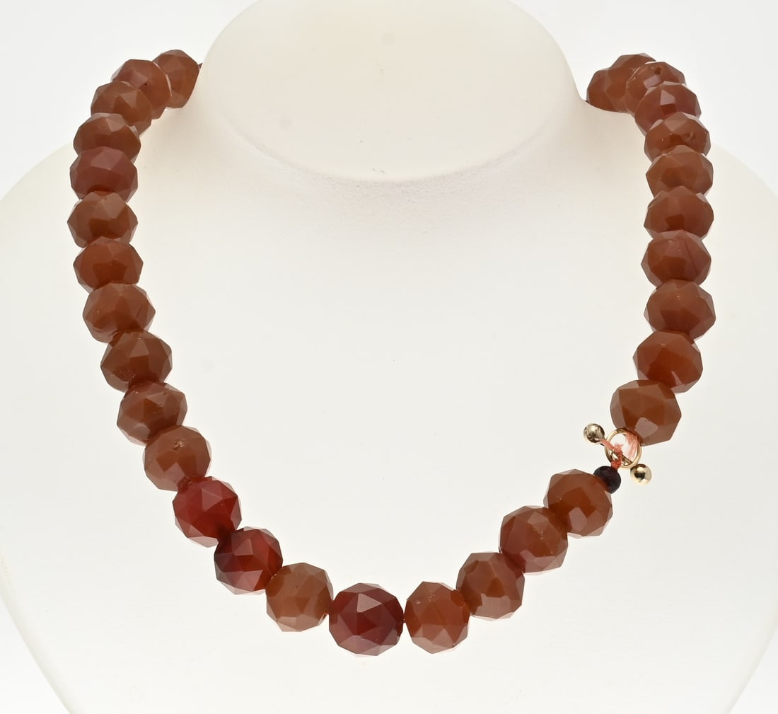 Necklace with carnelian: Necklace of faceted carnelian beads, ø 13 mm., attached to a gold capitol stick, 585/000. 45 cm. Re-threading. Otherwise in good condition.