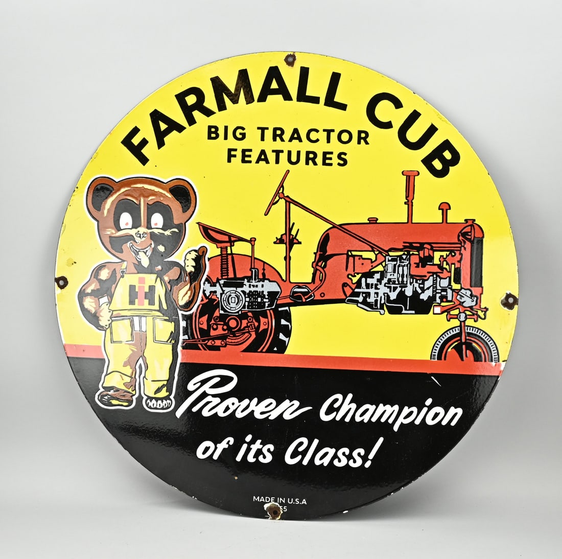 Farmall Cub enamel sign Ø 76 cm.: Large, old enamel advertising sign. 20th century. Farmall Club by Traeter Features. Light traces of use. Dimensions: Ø 76 cm. In good condition.