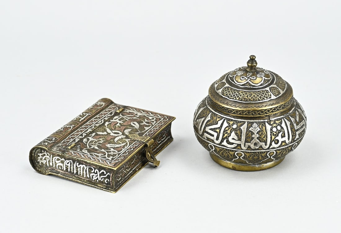 Box + lidded jar (Persian/Islamic): Two 19th century Persian/Islamic lidded boxes made of brass with low silver content. Bird/phoral/text decoration. With bottom mark. Size: 9 - 10.5 cm. In good condition.