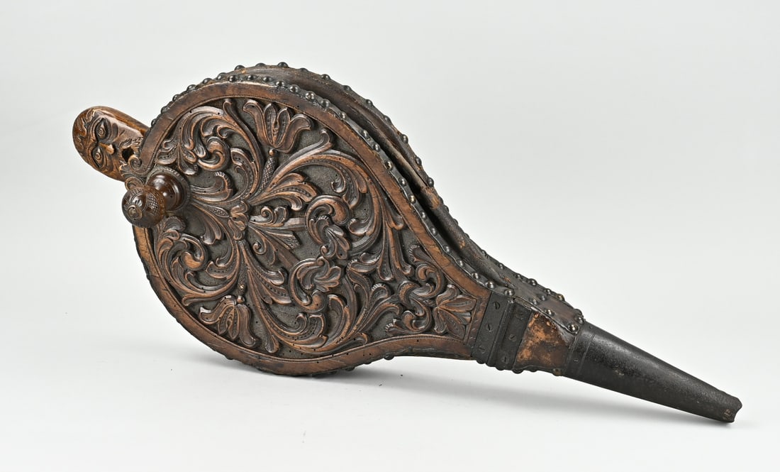 Stabbed bellows (Norsk Nusflid), 60 cm.: 18th century walnut carved bellows with tendrils. Norsk Nusflid. Size: 60 cm. In good condition.