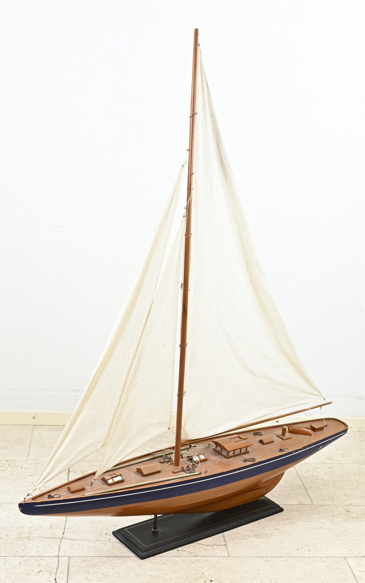 Model boat of sailing ship: Large wooden model boat. Sailing boat on console. Second half 20th century. Dimensions: 145 x 122 cm. In good condition.