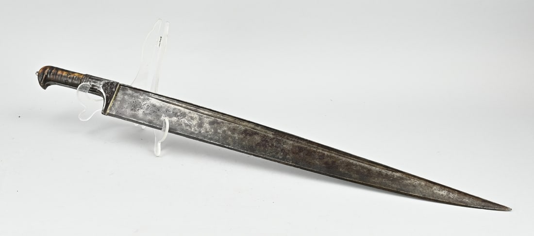 Ottoman dagger, L 74 cm.: Large 19th century Ottoman dagger with horn handle. Beautiful patina. Dimensions: L 74 cm. In good condition.