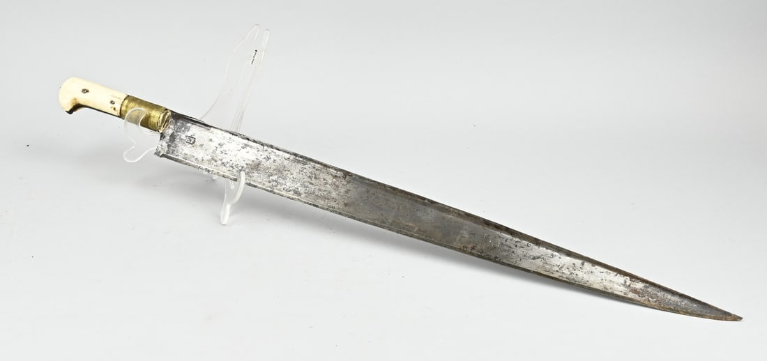 Ottoman dagger, L 72 cm.: Large 19th century Ottoman dagger with bone handle + symbol on blade. Beautiful patina. Size: L 72 cm. In good condition.