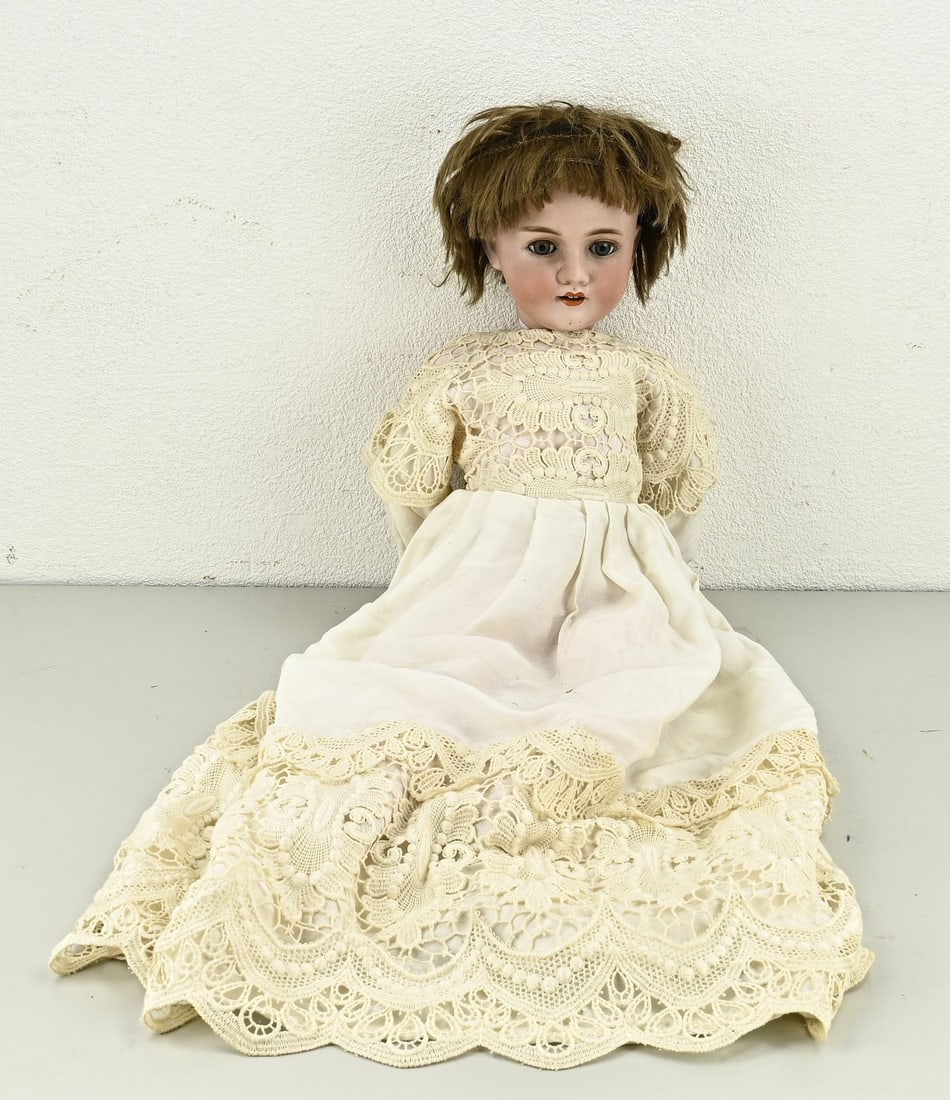 Antique doll: Antique German porcelain doll. Circa 1920. K + H Walkine 250, 5 1/4, with sleep eyes, jointed body and real hair. Size: 65 cm. In good condition.