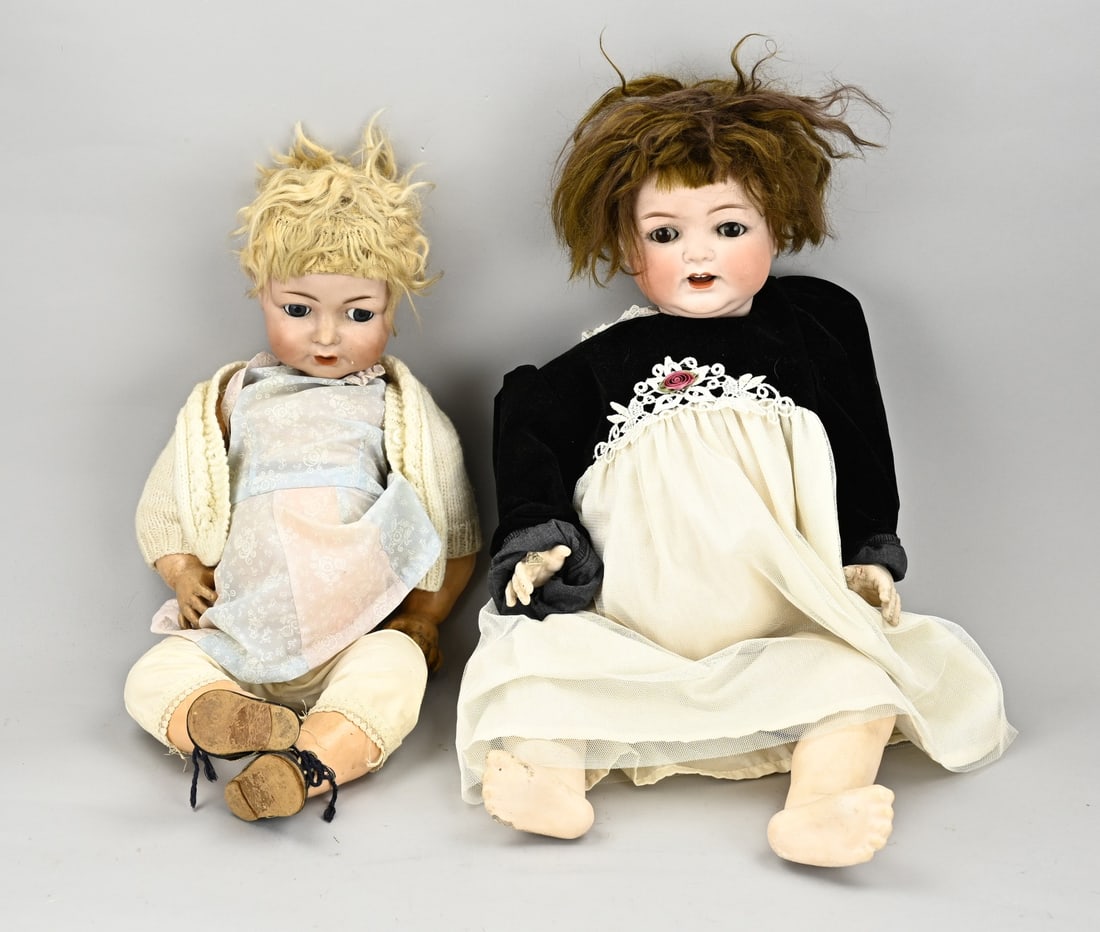 2x Antique doll: Two antique German porcelain dolls. Circa 1920. 1x Unmarked, no. 98/125, with mohair hair, sleep eyes and baby body. 1x Heubach Köppelsdorf, no. 342/9, mohair hair, sleep eyes, baby body. Size: 60 - 