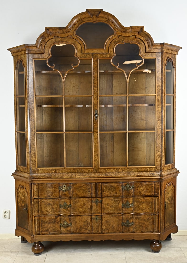 Walnut porcelain display case, 1760: 18th Century Dutch burl walnut Louis Quinze porcelain display case. Organ arch with band intarsia. With doors on slanted corners. Circa 1760. Dimensions: 240 x 195 x 50 cm. In good condition.