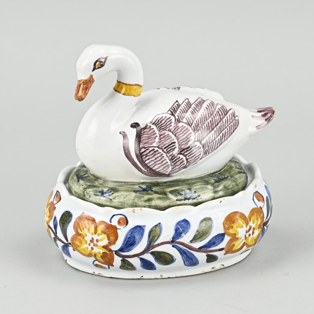 Delft lidded box (swan): Rare 19th century Delft polychrome faience covered box with swan. Marked BP Floral decor. Dimensions: 12.5 x 12.5 x 9 cm. In good condition.