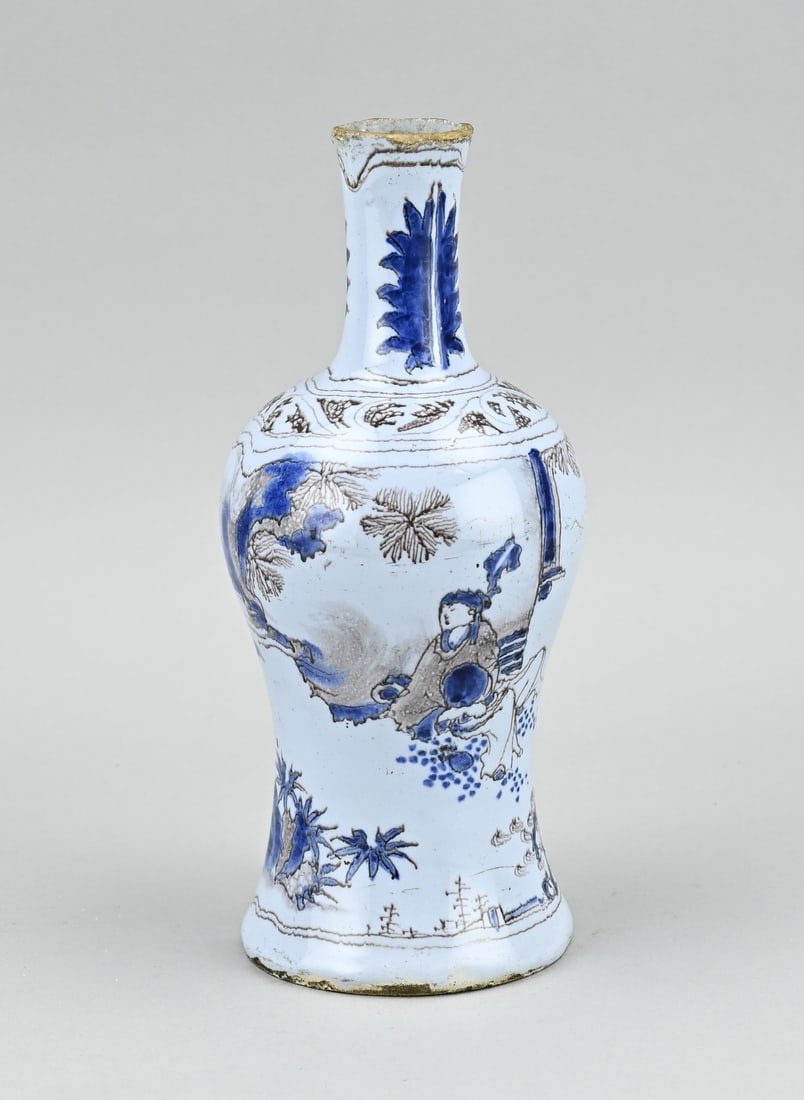 Delft vase, H 22.5 cm.: Rare 18th century polychrome faience Delft vase with chinoiserie decoration. Top rim damage. Dimensions: H 22.5 cm. In good condition.