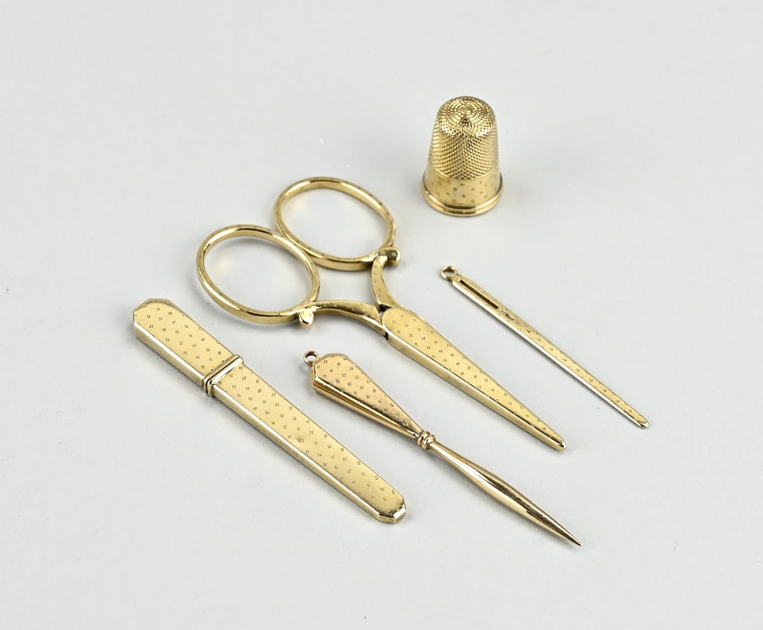 Golden sewing kit: Shell with gold sewing kit, 585/000, with scissors with gold handles and gold casing, a needle case, needle, thimble and trembler needle. All decorated with a pointilized pattern. MT.: Fa van den