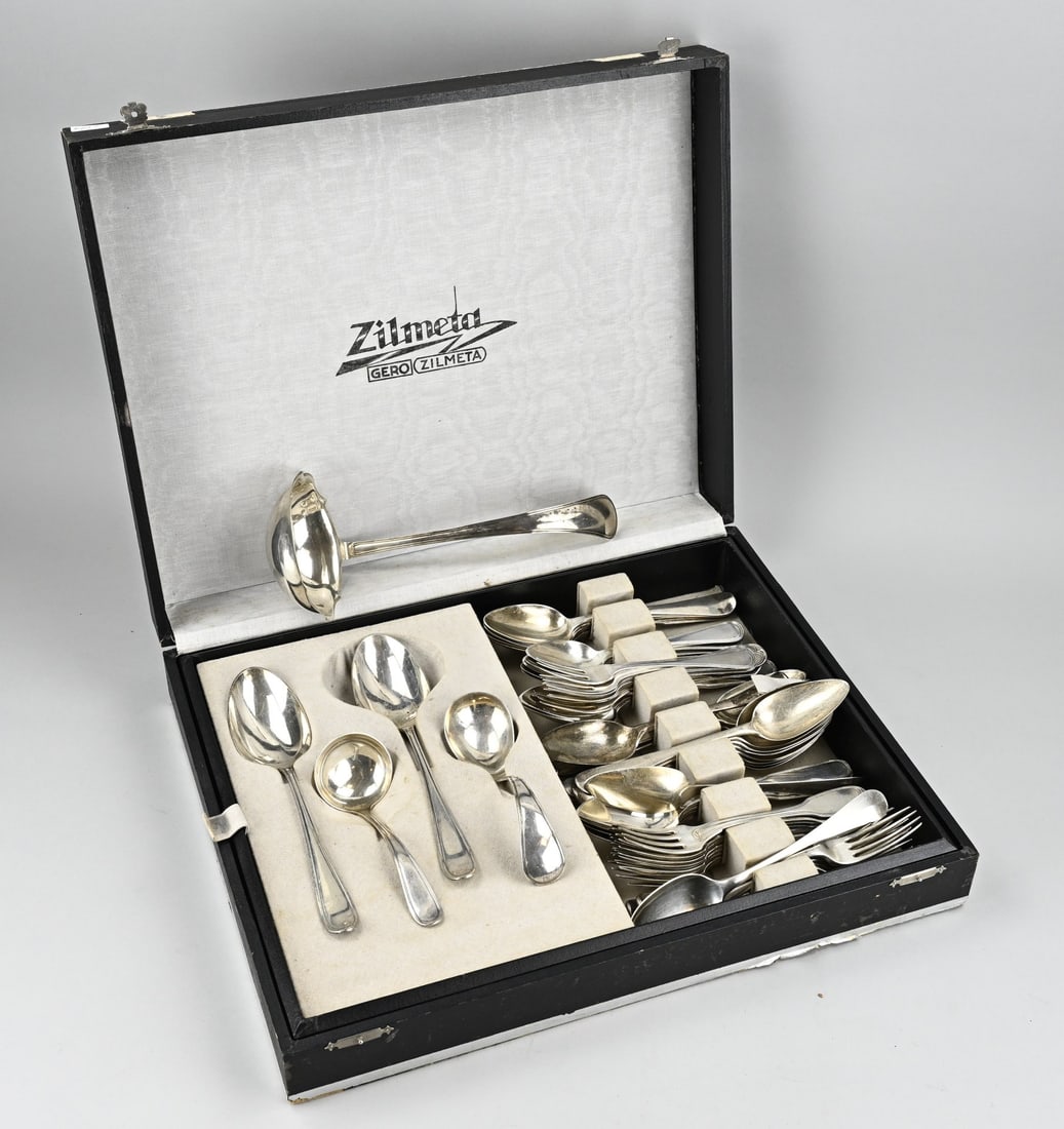 Silver cutlery (various): Silver cutlery with 6 antique forks and 13 spoons, partly with an engraving and a praise, including Amsterdam, 4 dessert spoons Dutch smooth, a soup spoon with a contoured bowl and a fillet edge, 6