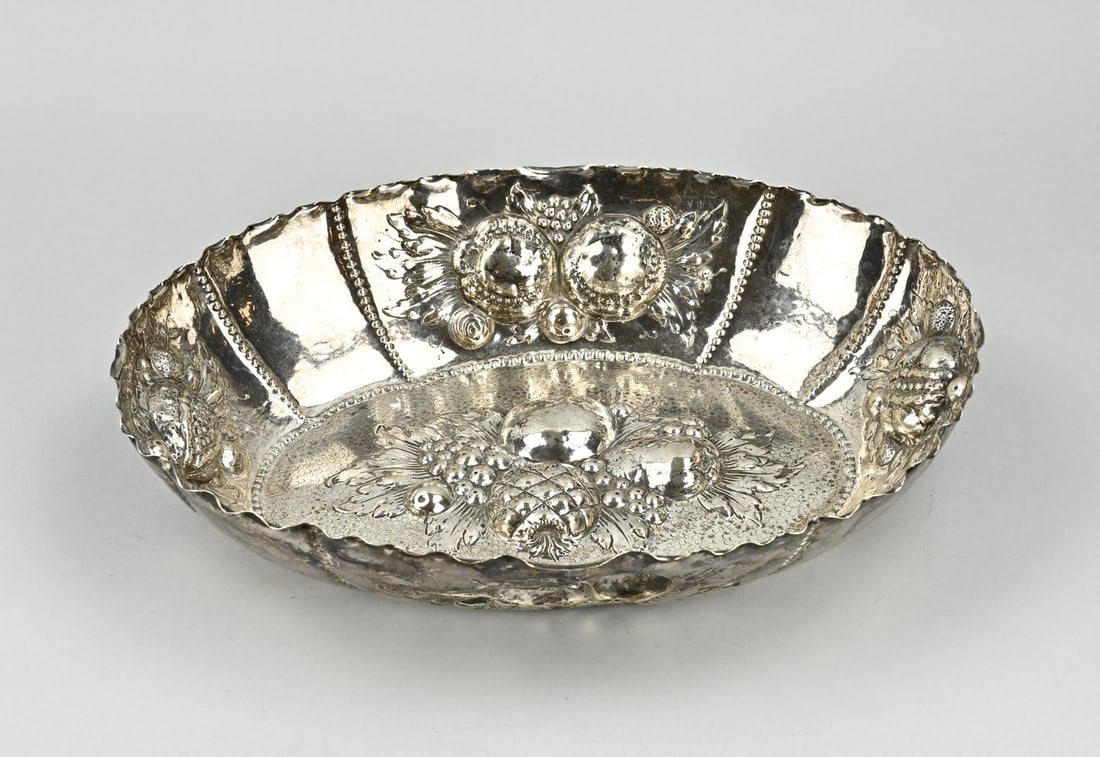 Silver bowl: Oval silver fruit bowl, 800/000, with embossed decoration with fruit. The bowl has a wavy edge. Germany. approx. 446 grams. 31x23x6cm. Edge slightly out of fashion, otherwise in good condition. With