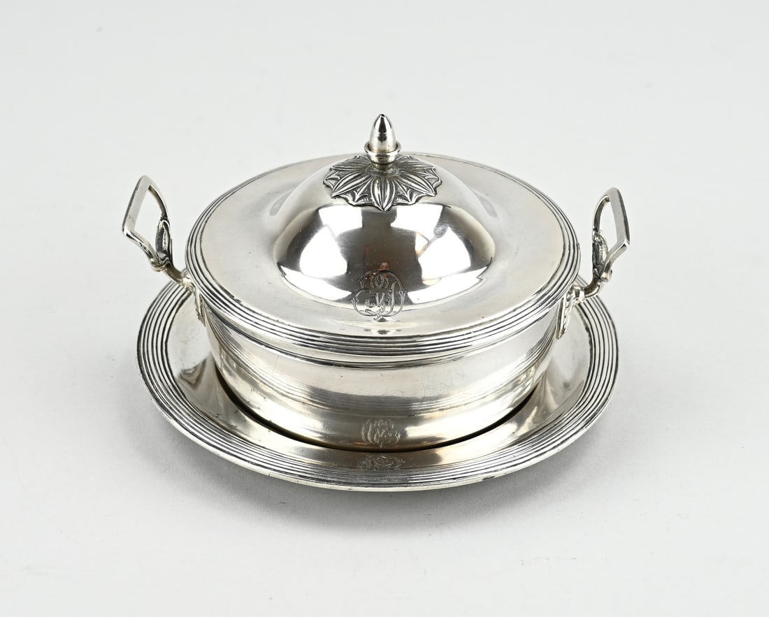 Silver tureen with base: Silver tureen with base, 800/000, decorated with a lined edge. The handles and the knob are decorated with a rosette. The tureen and base are provided with a monogram engraving. Total approx. 569