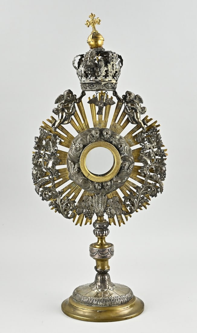 Monstrance: Special monstrance in yellow metal with silver, 835/000. Monstrance on an oval base with silver decoration with floral decor. The yellow metal radiate wreath is provided with silver elements with