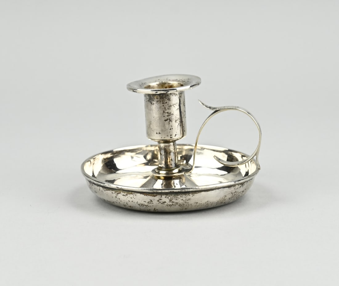 Silver candlestick: Silver candlestick, 800/000, on round base with a round light. The candlestick has a handle of rectangular silver. ø 11x7cm. approx. 139 grams. Marked LKB DELUXE. In good condition.