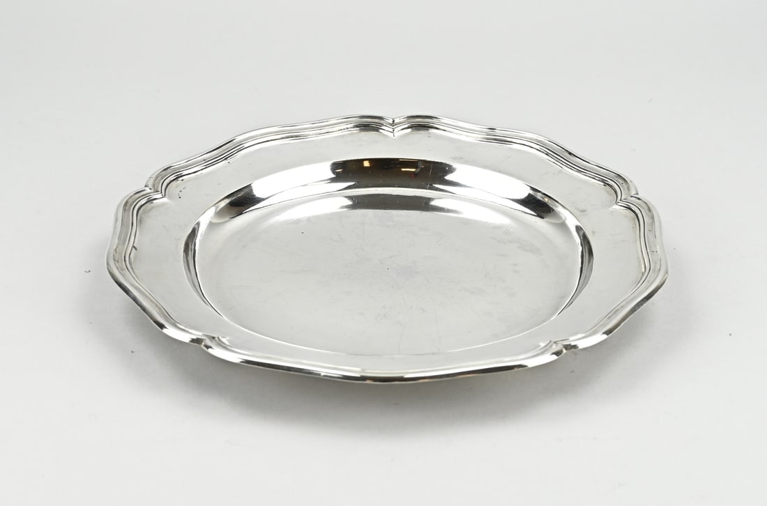 Silver plate: Large silver plate, 833/000, round model with a contoured edge with fillet work. Stamped with a dot D and a dot. Belgium, 1832-1868. ø 29x3cm. approx. 880 grams. In good condition.