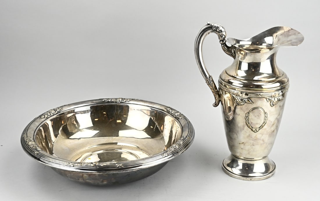 Silver lamp set: Special silver lamp set, 925/000, with a large pouring jug decorated with a lined edge with roses and a shield with floral decoration. The handle is decorated with acanthus leaves. 25x17x37cm. And a