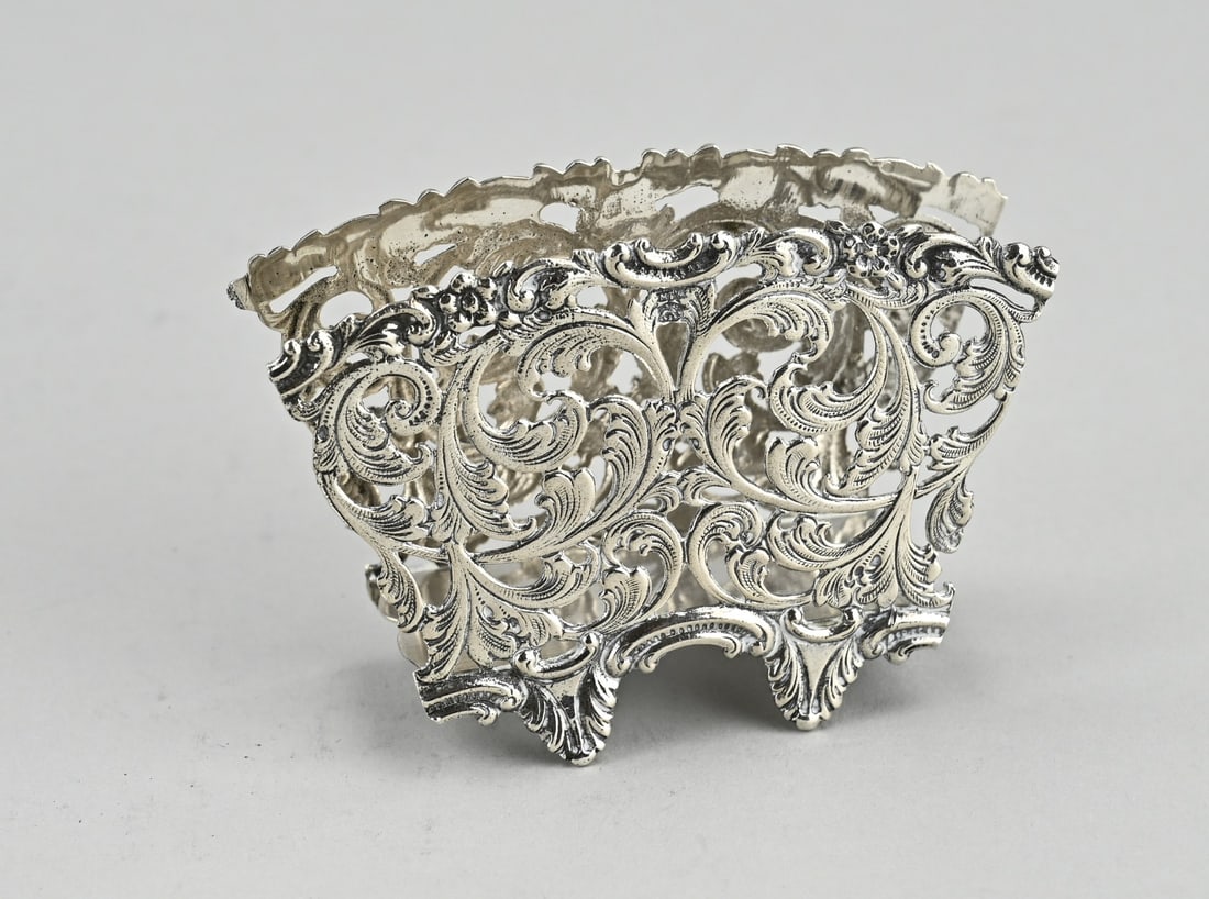 Silver napkin holder: Silver napkin holder, 833/000, contoured model with Biedermeier decoration on 4 legs of acanthus leaves. MT.:Fa. Meijer & Warners, Haarlem, jl.:z: 1934. Size 8.5x2.5x5.5cm. approx. 48 grams. In good c