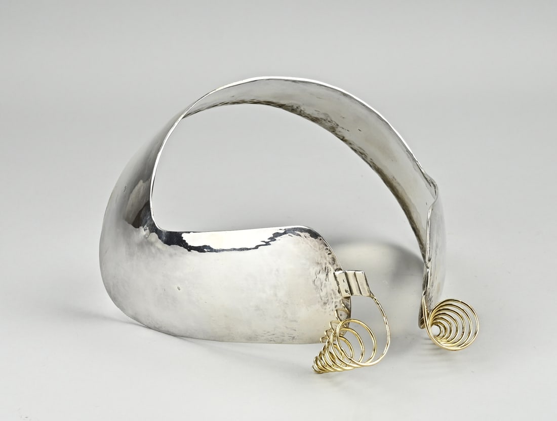 Silver ear iron with golden curls, Staphorst: Large Staphorst silver ear iron, 833/000, with large gold curls, 585/000, 7 strokes MT.: wed AO Drost, AJKeus, Staphorst, 1949-1983. approx. 248 grams. Gold approx. 35 grams. Provided with some neat