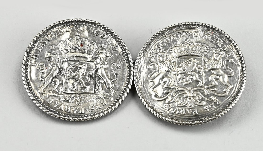 Silver buckle, large with national coat of arms: Silver buckle, 833/000, 2 round buttons with a representation of the national coat of arms, 2 somewhat different coins. 1x MT.: probably Weissich, Middelburg. ø 6.8cm. approx. 54.7 grams. With