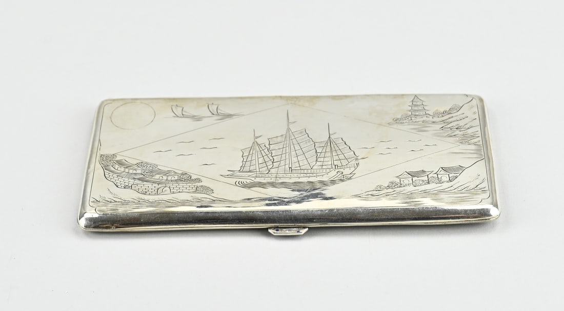 Cigarette case: Silver cigarette case, 835/000, rectangular model with a Chinese representation of village and junk. 17x8x0.8cm. approx. 164 grams. In good condition.