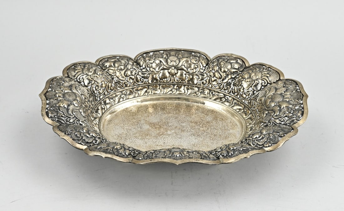 Fruit bowl: Djokja silver fruit bowl, 800/000, Oval model with a rim with an aculade shape with floral Djokja decoration. The bowl is placed on 4 ball feet. 44x36x6cm. approx. 478 grams. In good condition.