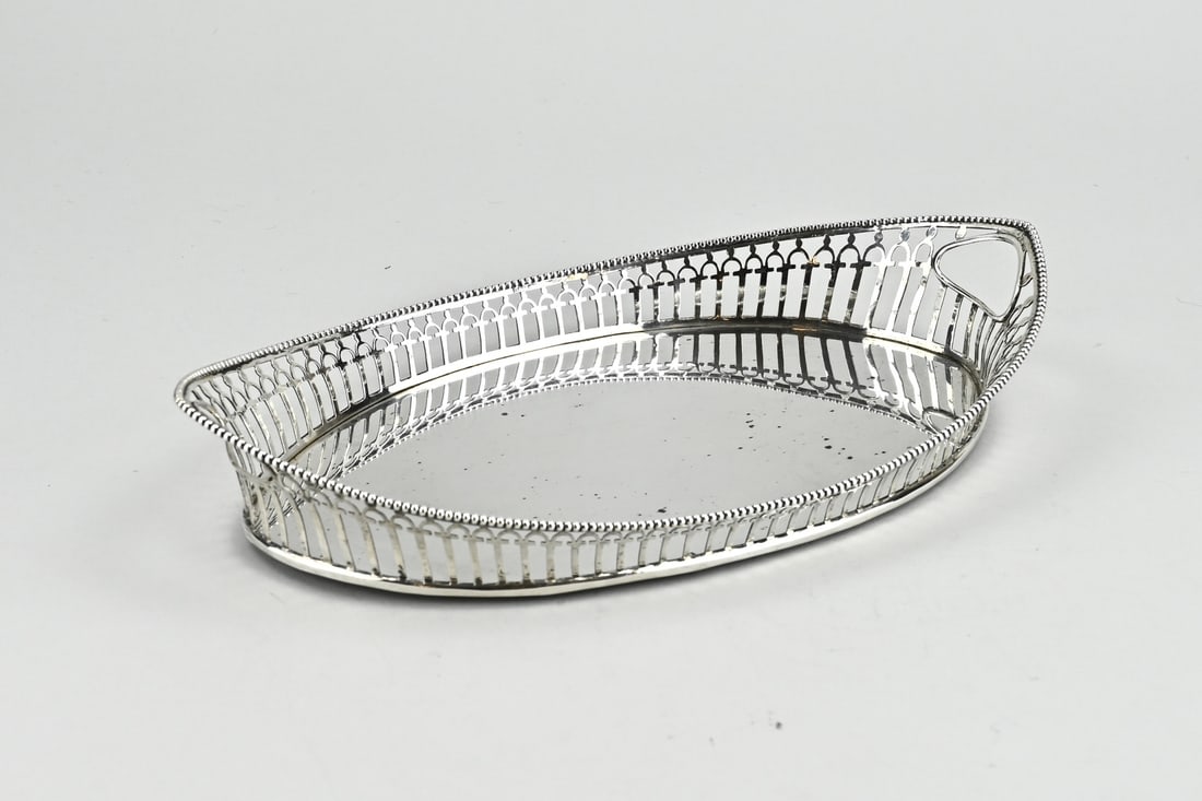 Silver basket/presentation tray: Silver presentation tray, 833/000, boat-shaped model with bars decoration and a pearl rim. MT.: J.Ph. de Vries, Hoorn, jl.: B:1911. 29.5x17x5cm. approx. 387 grams. Some black dots on the base plate,